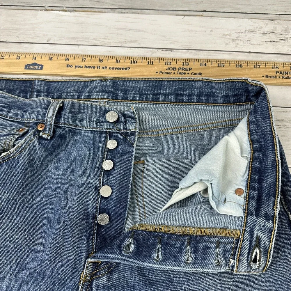 Levis 501 Denim Mens Jeans 34x30 blue Straight fit button fly (Measures 33X28.5)